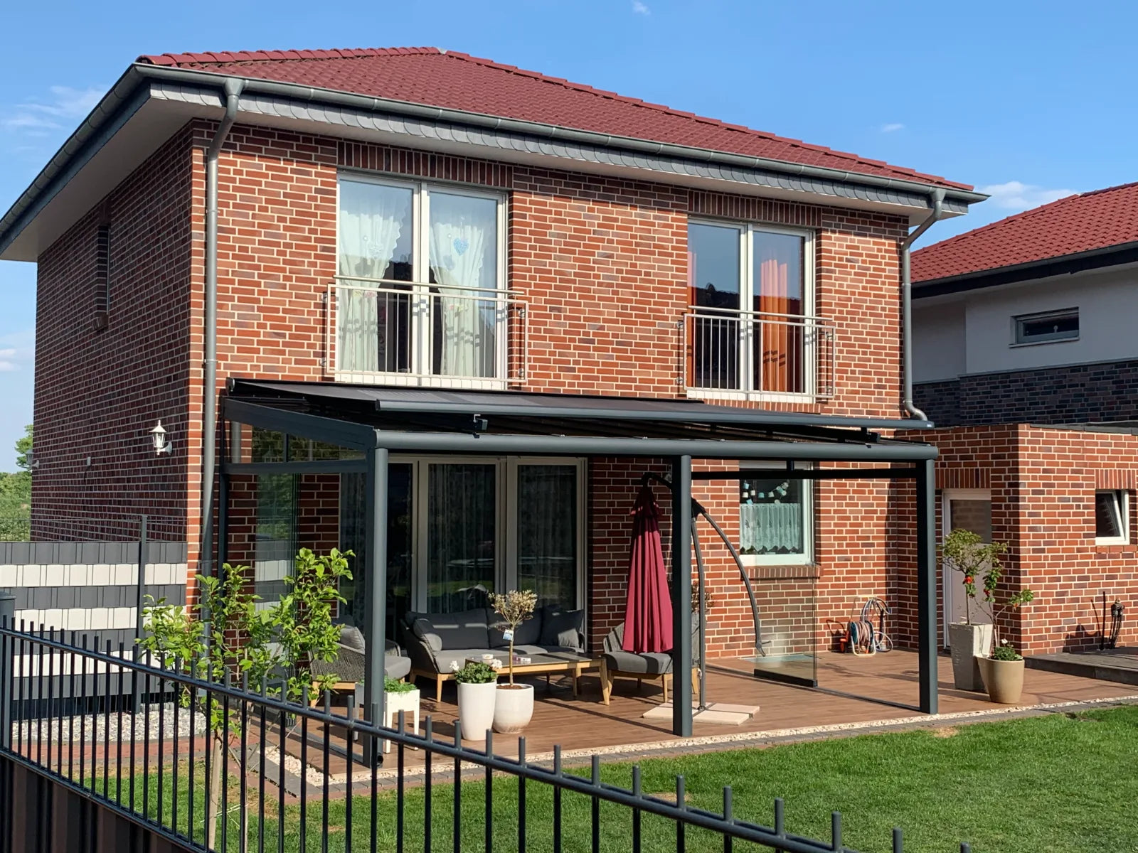 Terrassenüberdachung Alu Anthrazit mit Markise am Klinkerhaus – Kundenprojekt